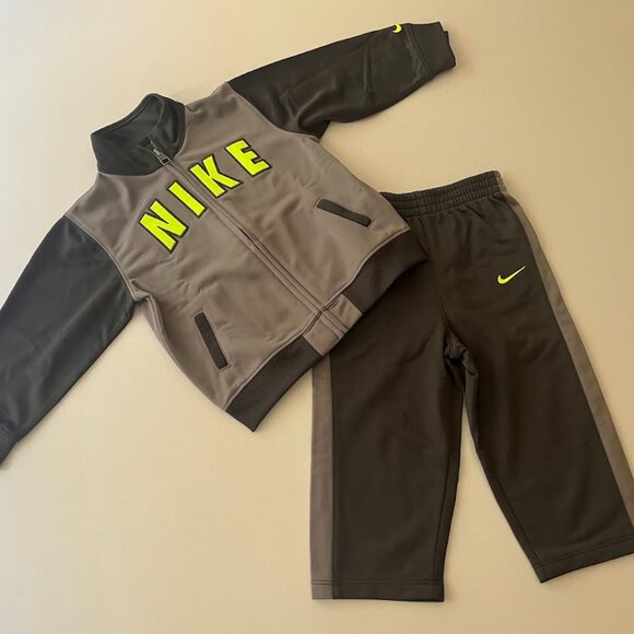 NIKE 2 pc sweatsuit - toddler size 18mo - Picture 1 of 5